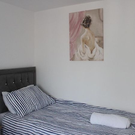 Exquisite And Modern 2 Bed Maisonette ウェスト・ドレイトン、ロンドン エクステリア 写真