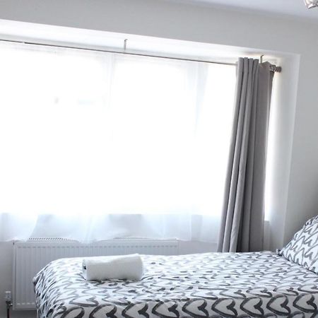 Exquisite And Modern 2 Bed Maisonette ウェスト・ドレイトン、ロンドン エクステリア 写真
