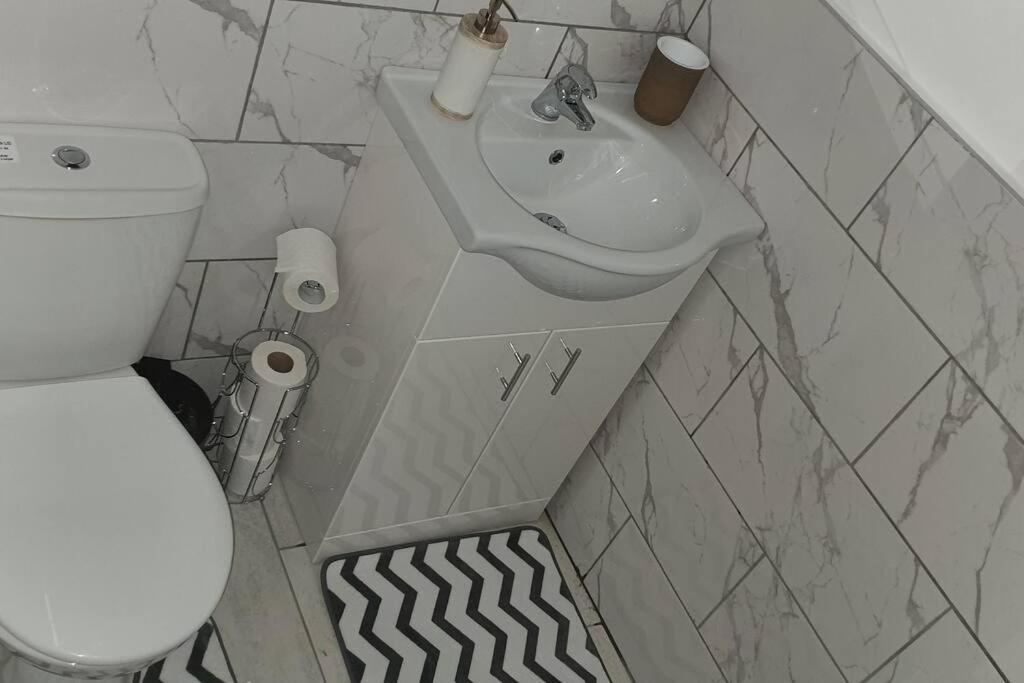 Exquisite And Modern 2 Bed Maisonette ウェスト・ドレイトン、ロンドン エクステリア 写真