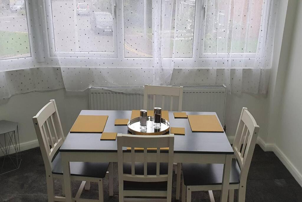 Exquisite And Modern 2 Bed Maisonette ウェスト・ドレイトン、ロンドン エクステリア 写真