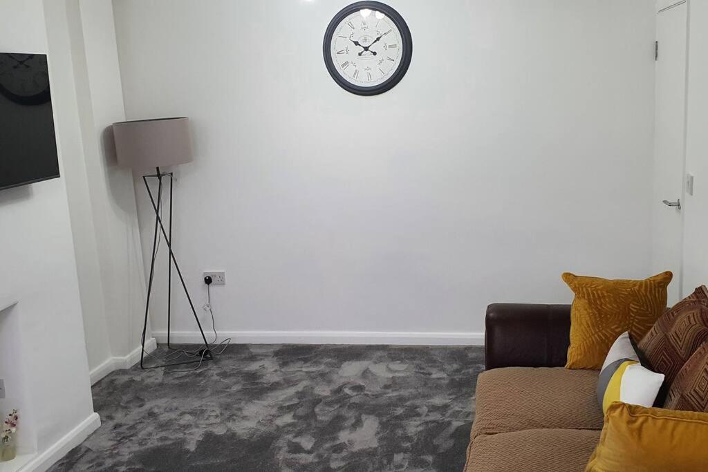 Exquisite And Modern 2 Bed Maisonette ウェスト・ドレイトン、ロンドン エクステリア 写真