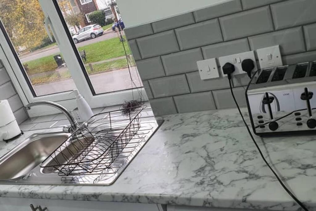 Exquisite And Modern 2 Bed Maisonette ウェスト・ドレイトン、ロンドン エクステリア 写真